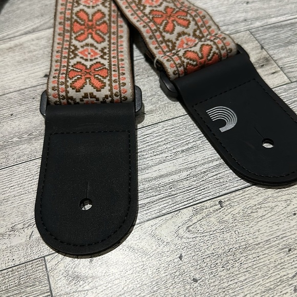 Camera adjustable embroidered floral strap - Picture 3 of 4